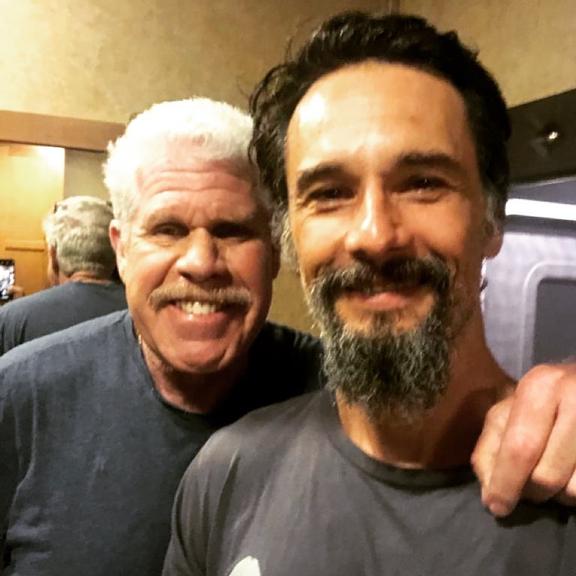 Rodrigo Santoro posa ao lado de Ron Perlman