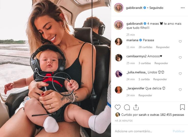 Gabi Brandt posa com Davi em helicóptero e encanta os fãs