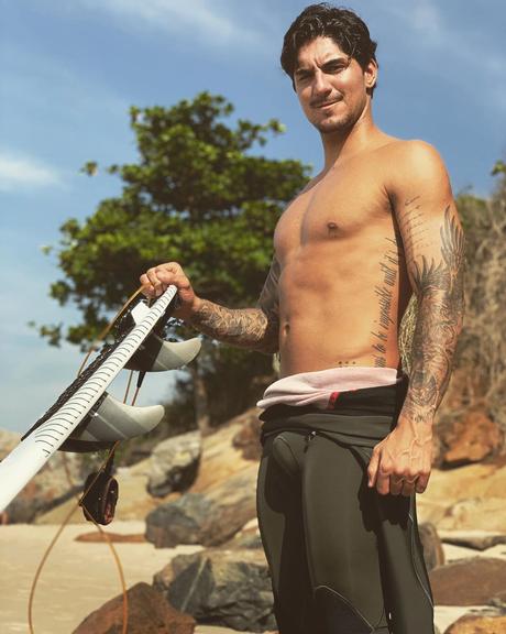 Gabriel Medina aparece sem camisa e eleva a temperatura