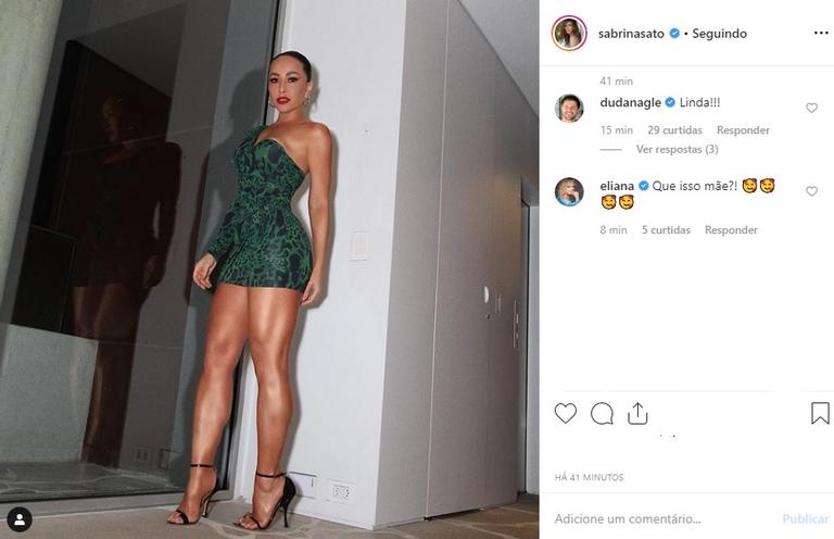 Sabrina Sato de vestido curto