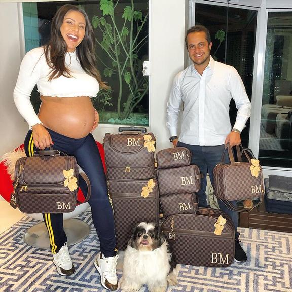 Andressa Ferreira e Thammy Miranda com as bolsas do filho, Bento