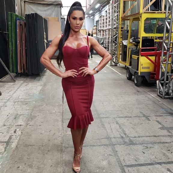 Gracyanne Barbosa de vestido vermelho