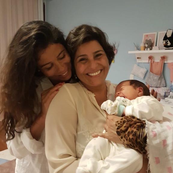 Mãe de Rafa Vitti paparica muito a netinha, Clara Maria