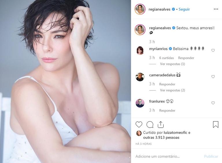 Regiane Alves encanta com foto de maiô e fazendo carão