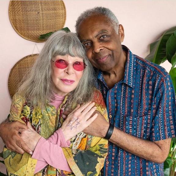 Gilberto Gil e Rita Lee surgem abraçados na web