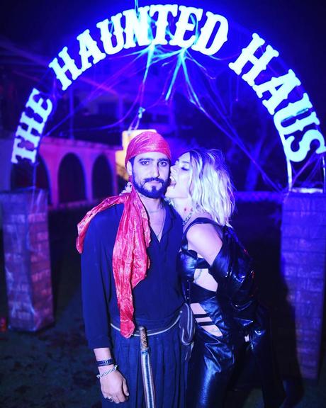 Thaila Ayala loira ao lado de Renato Góes em festa de Halloween