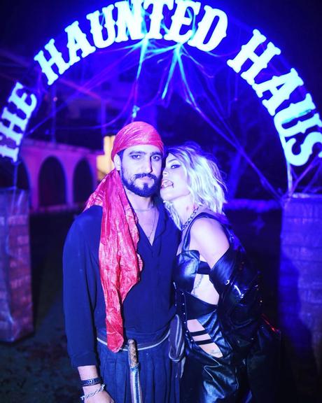 Thaila Ayala loira ao lado de Renato Góes em festa de Halloween