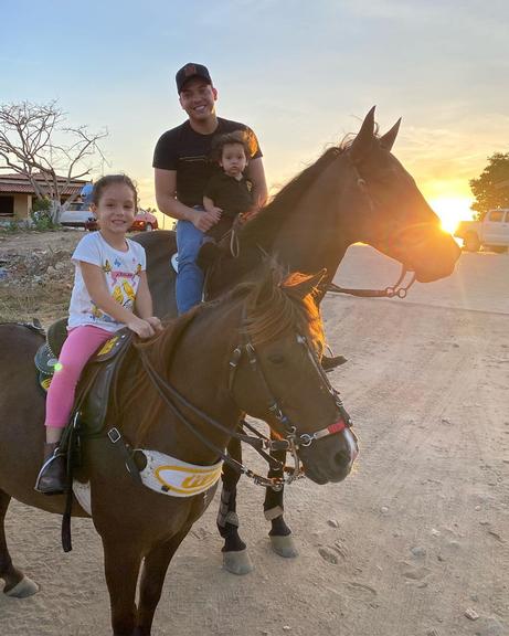 Wesley Safadão em seu Haras com a família