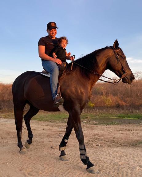 Wesley Safadão com a família em Haras