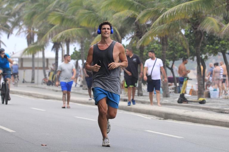 Reynaldo Gianecchini correndo na orla de Ipanema