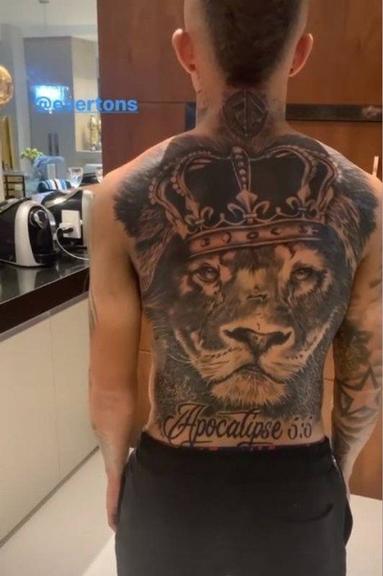 Tatuagem de leão nas costas de Everton Cebolinha