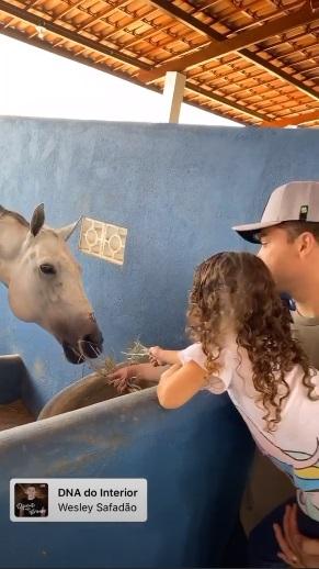 Thyane Dantas e Wesley Safadão com os filhos no estábulo da família