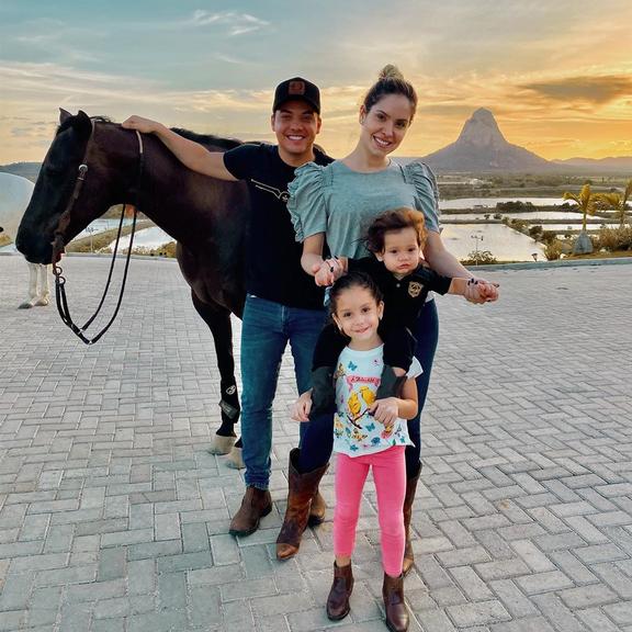 Thyane Dantas e Wesley Safadão com os filhos nos estábulos da família