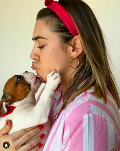 Naiara Azevedo com cachorrinho