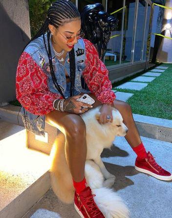 Ludmilla posando ao lado do cachorro com look grifado