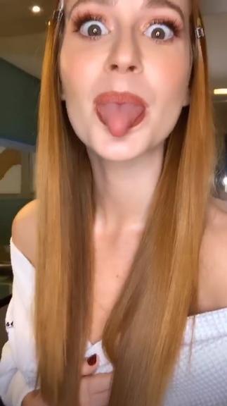 Marina Ruy Barbosa surge só de roupão e arranca suspiros na web 