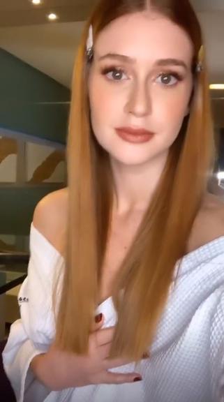 Marina Ruy Barbosa surge só de roupão e arranca suspiros na web 