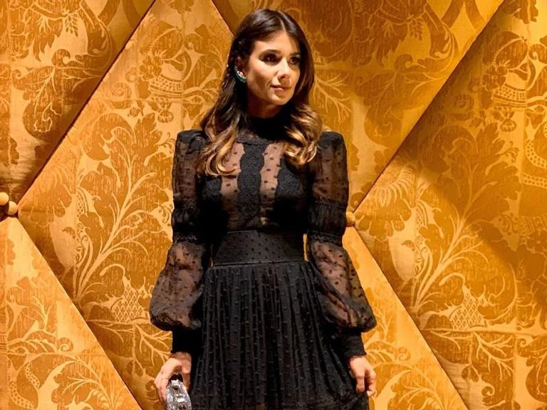 Com look transparente, Paula Fernandes arrasa em evento 