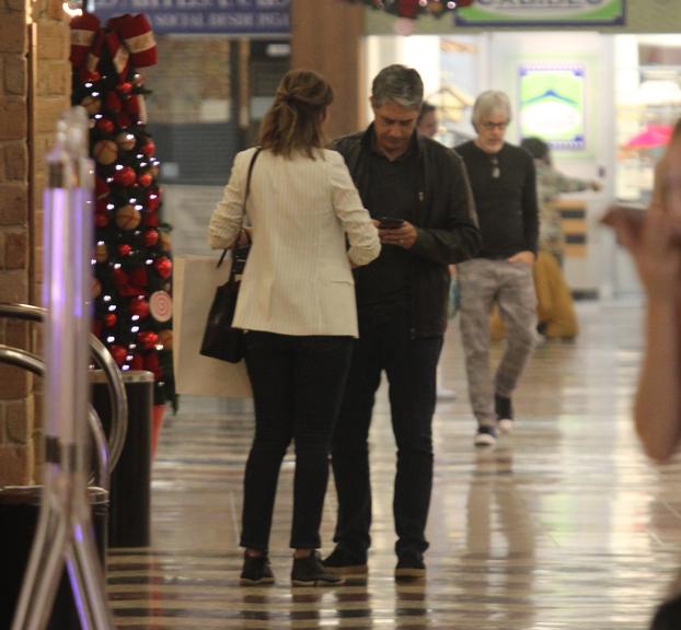 William Bonner é flagrado em clima de romance com a esposa, Natasha Dantas, durante passeio