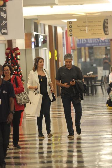 William Bonner é flagrado em clima de romance com a esposa, Natasha Dantas, durante passeio