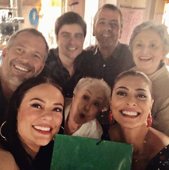 Paolla Oliveira posa com elenco de A Dona do Pedaço