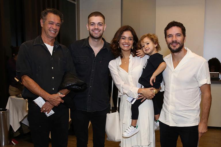 Sophie Charlotte faz aparição com o filho e pequeno rouba a cena