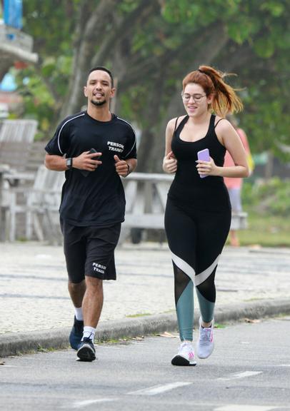 Ex BBB Ana Clara faz exercícios na orla da praia da Barra da Tijuca