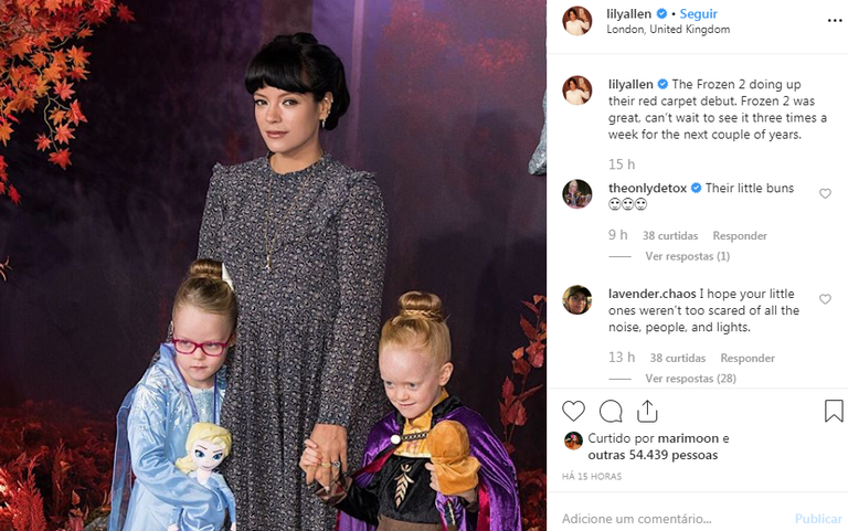 Lily Allen com as filhas na première 