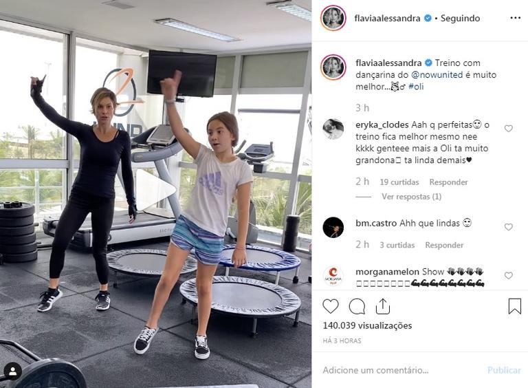 Flávia Alessandra dança com a filha