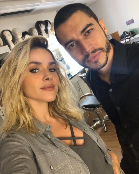 Monique Alfradique e Lee Taylor nos bastidores de A Dona do Pedaço