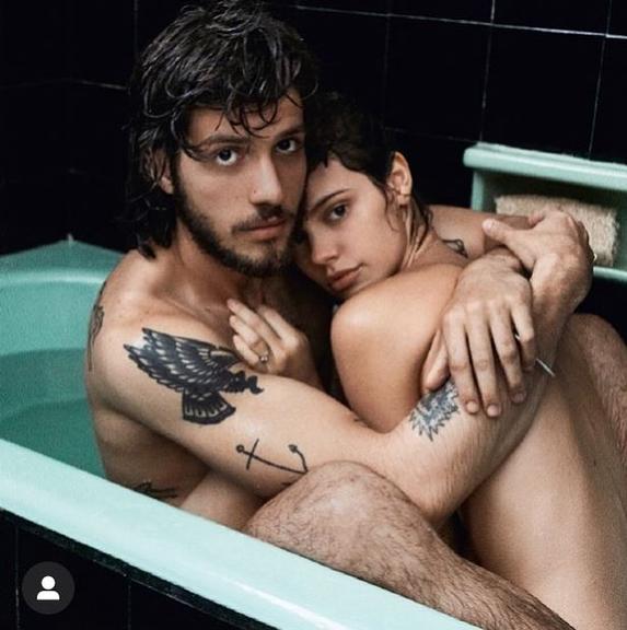 Laura Neiva e Chay Suede esquentam o clima com clique na banheira