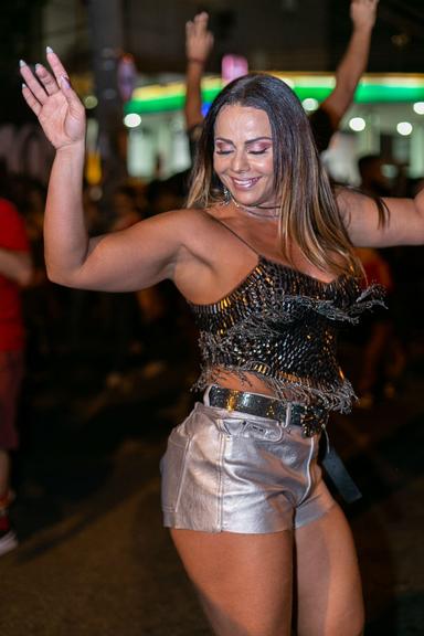 Com look arrasador, Viviane Araújo rouba a cena em ensaio do Salgueiro