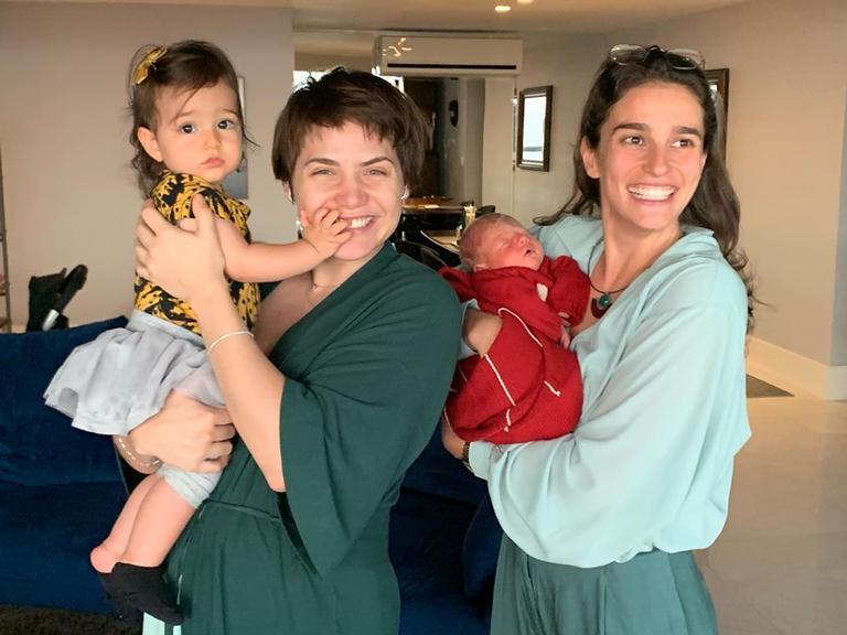 Leticia Colin e Priscila Steinman posam com bebês trocados