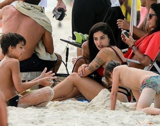 Aline Riscado com os filhos