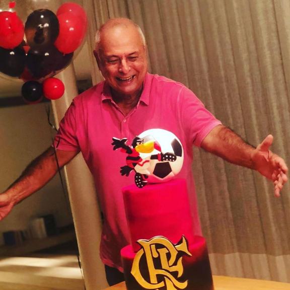 Tata Werneck parabeniza pai com bolo de aniversário do Flamengo