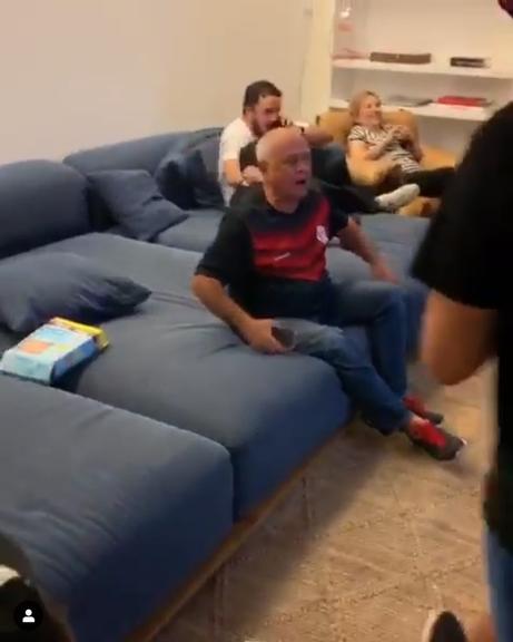 Em vídeo de comemoração, sofá gigante e look folgado de Tata Werneck roubam a cena na web