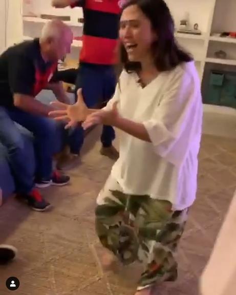 Em vídeo de comemoração, sofá gigante e look folgado de Tata Werneck roubam a cena na web