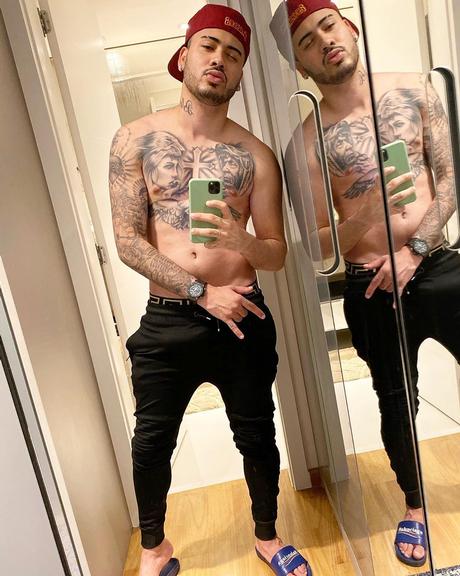 Kevinho exibe suas tatuagens em clique sem camisa