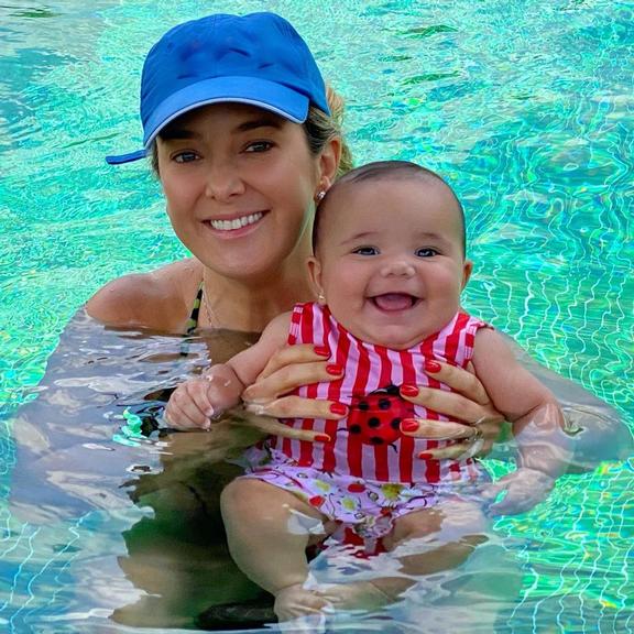 Manuella surge sorridente em seu primeiro banho de piscina