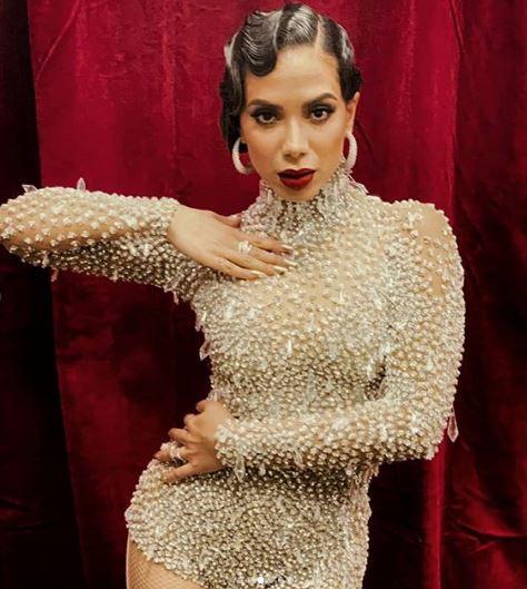 Anitta em body transparente. 