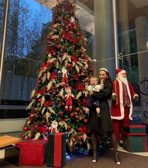 Em clima de fim de ano, Sabrina Sato e Zoe posam em frente a árvore de Natal e encantam web