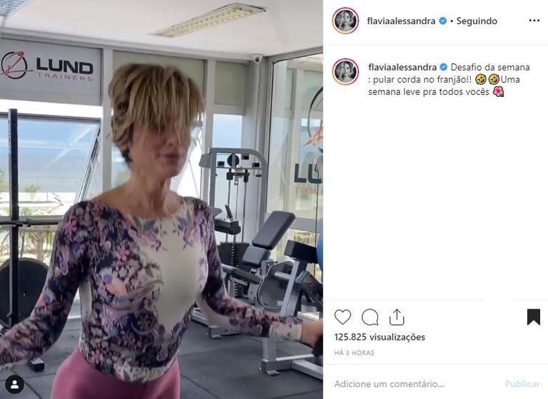 Flávia Alessandra pulando corda com novo cabelo