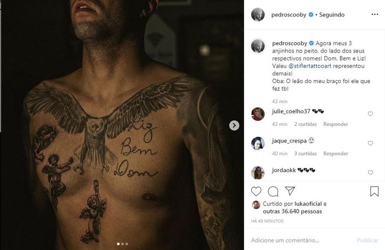 Pedro Scooby mostra tatuagem para os filhos