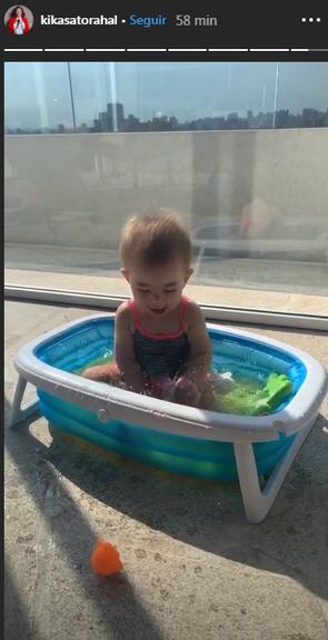 Zoe se diverte brincando na piscina 