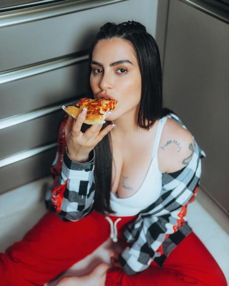 Poderosa, Cleo posa comendo pizza no chão