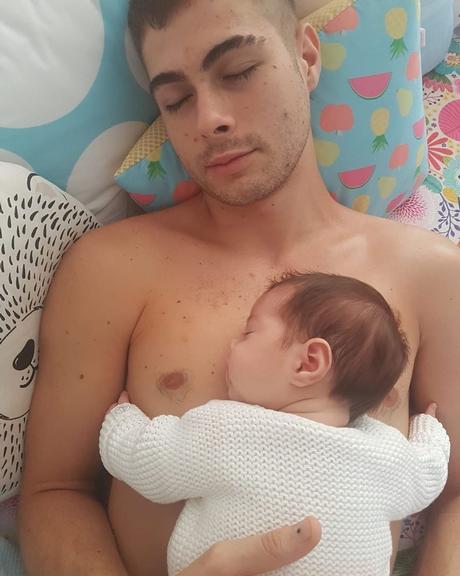 Tatá Werneck publica foto de Rafa com a filha e brinca na legenda