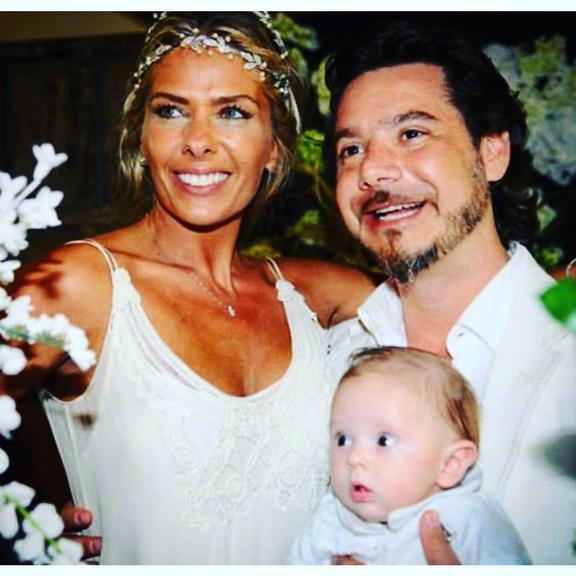 Adriane Galisteu completa nove anos de casada e comemora nas redes