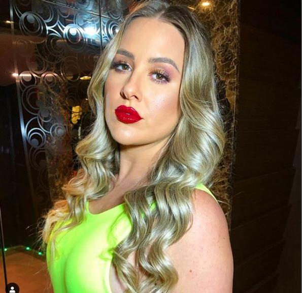 Patrícia Leitte posta selfie com batom vermelho