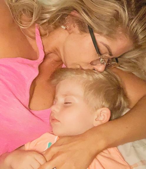 Karina Bacchi compartilha momento íntimo com o filho e se declara nas redes