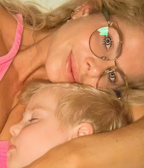 Karina Bacchi compartilha momento íntimo com o filho e se declara nas redes